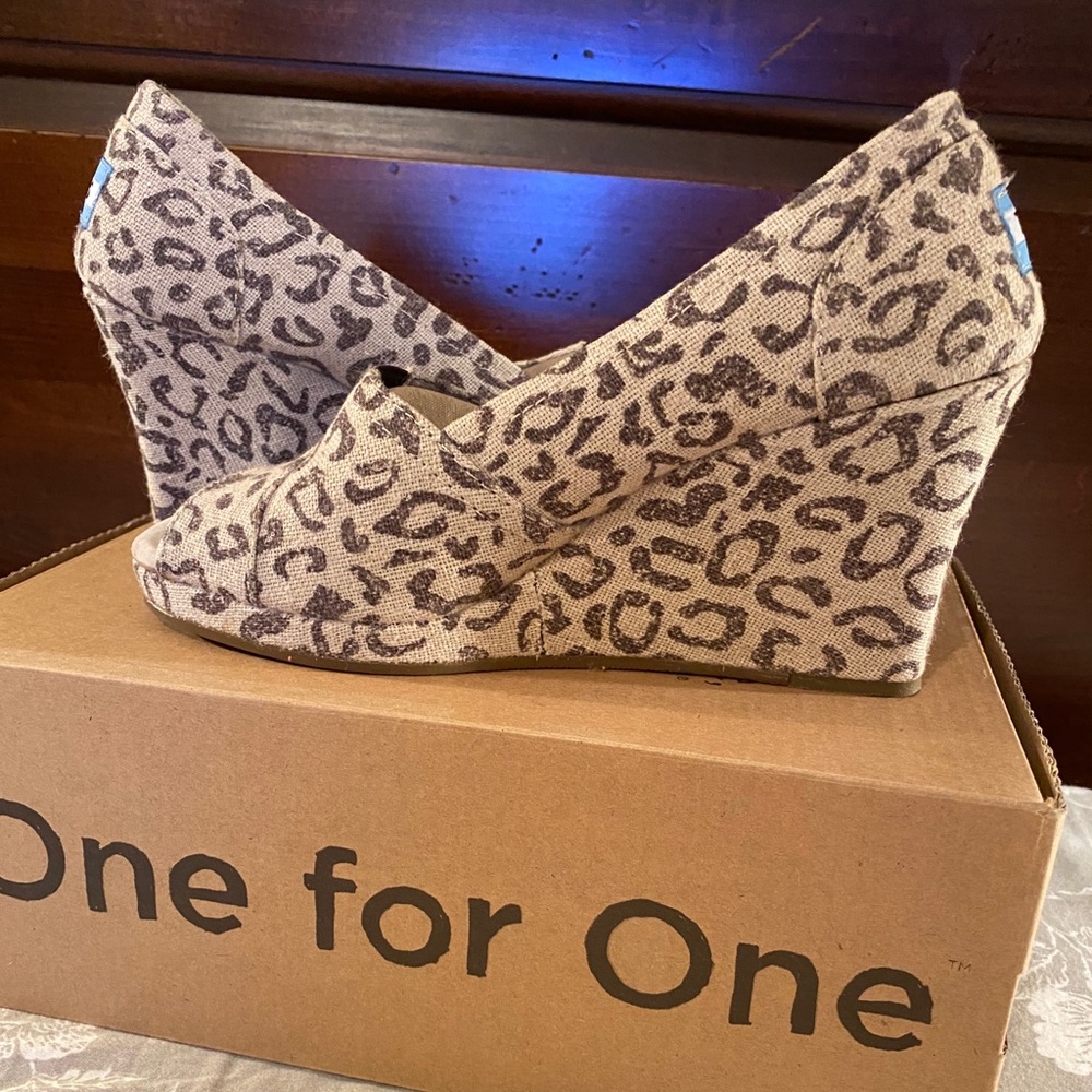 Toms snow leopard wedges